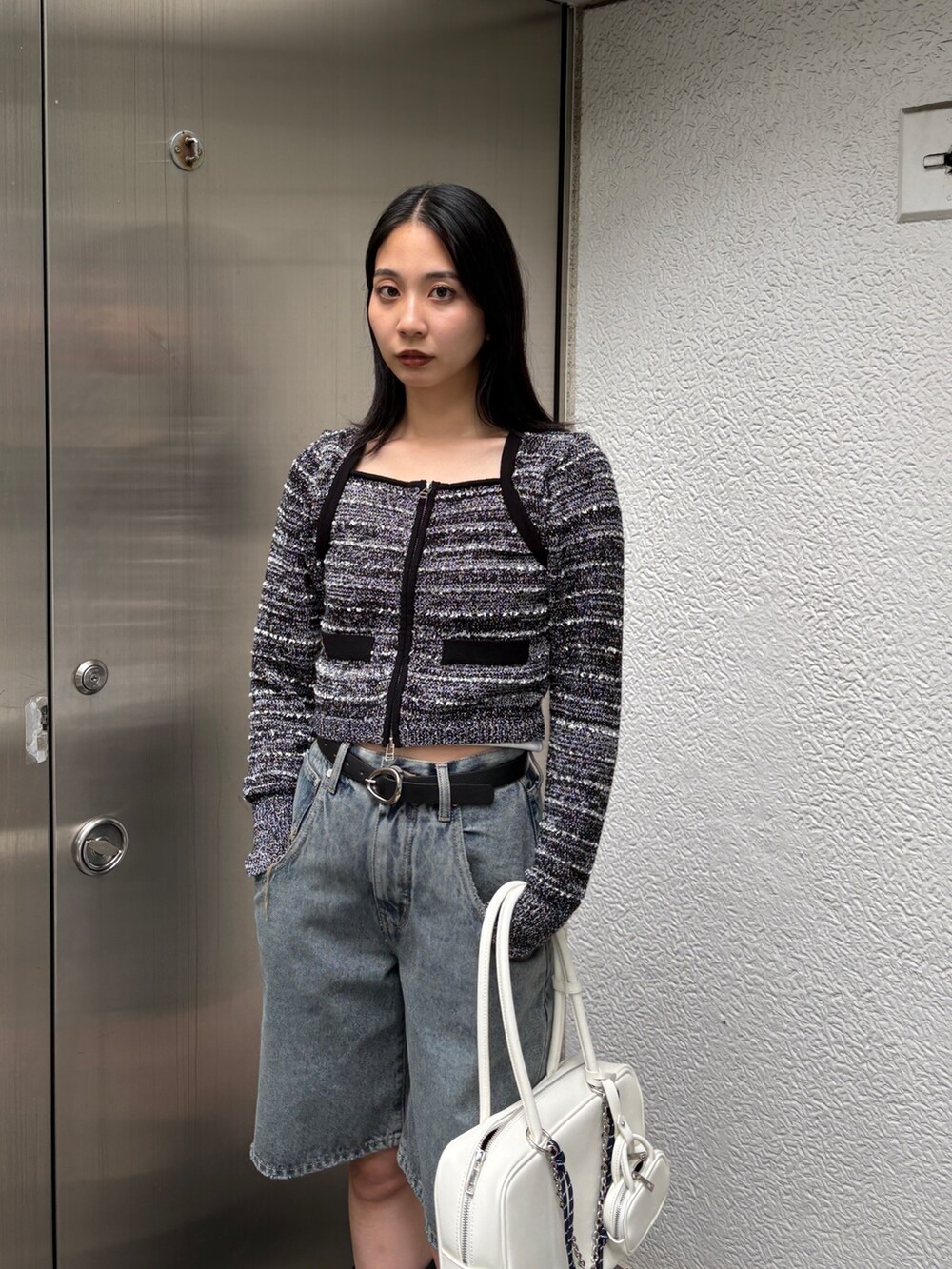 ブルー系のブルゾン、ブルー系のデニムパンツ、ブラウン系のブーツを着用したレディースの冬コーディネートの6枚目の写真