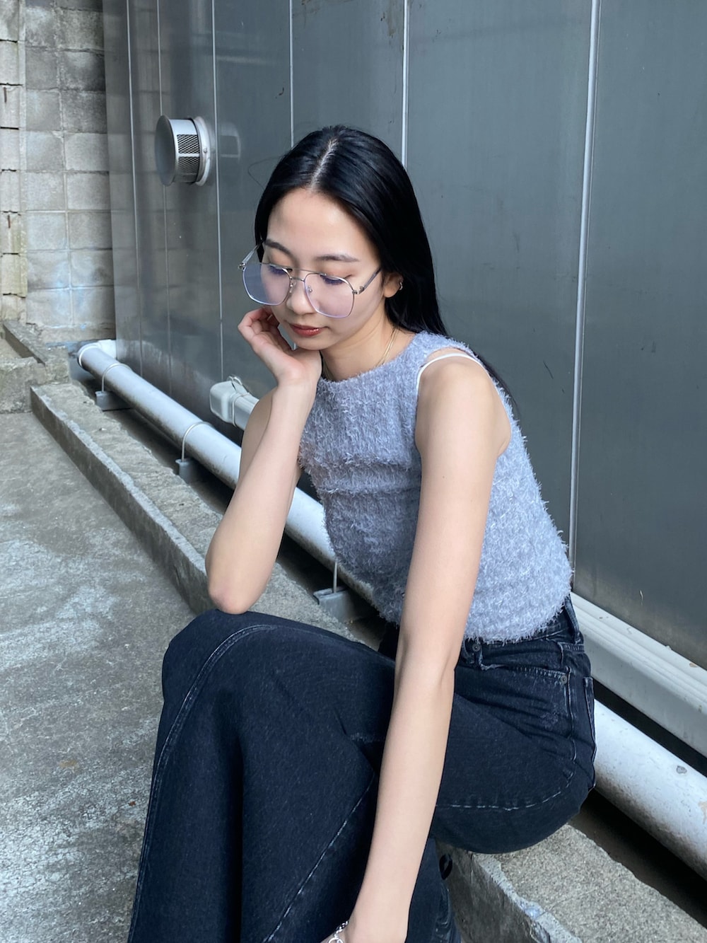 グレー系のタンクトップ、ブラック系のスカートを着用したレディースの夏コーディネートの2枚目の写真