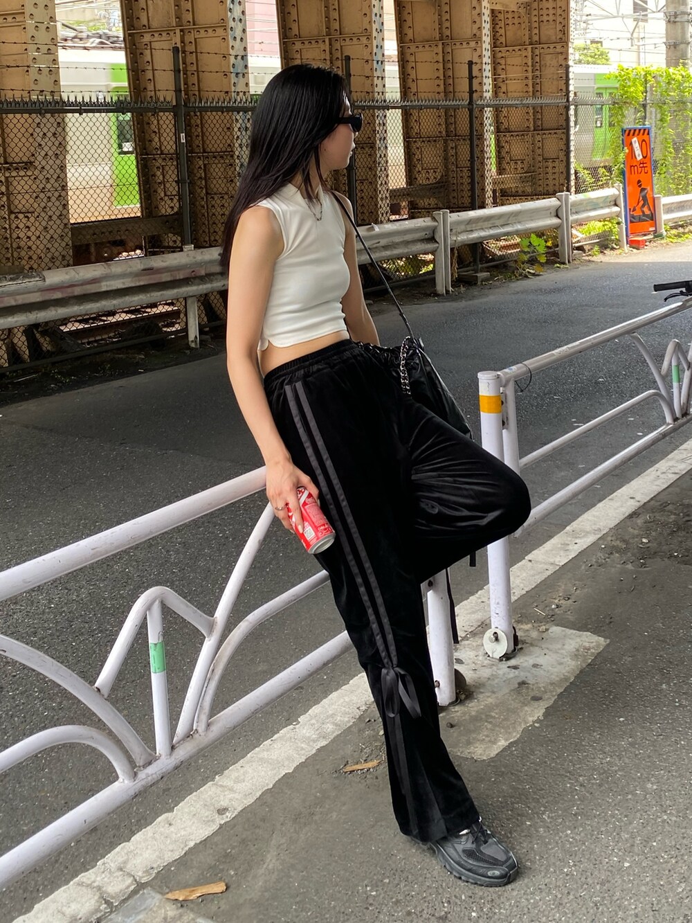 ブラック系のその他パンツ、ホワイト系のタンクトップを着用したレディースの秋コーディネートの3枚目の写真