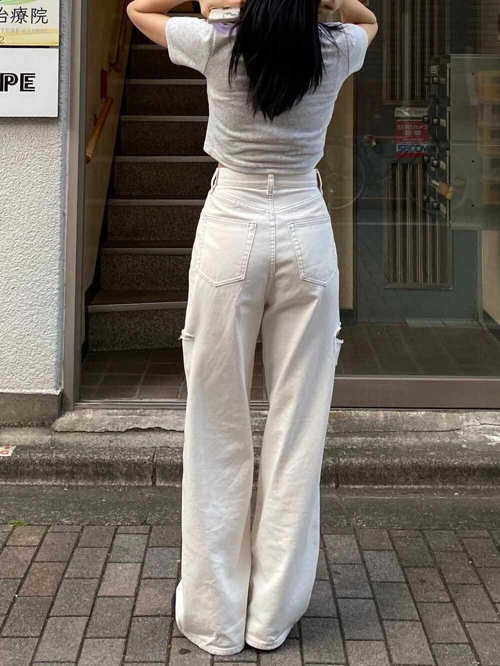 ホワイト系のデニムパンツ、グレー系のTシャツ/カットソーを着用したレディースの夏コーディネートの3枚目の写真
