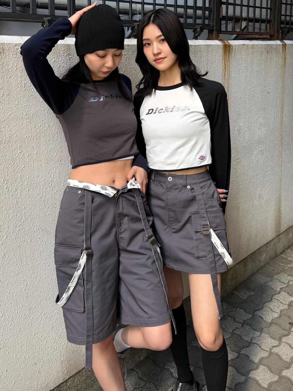 ブラック系のTシャツ/カットソー、ホワイト系のTシャツ/カットソー、グレー系のその他パンツを着用したレディースの春コーディネートの2枚目の写真