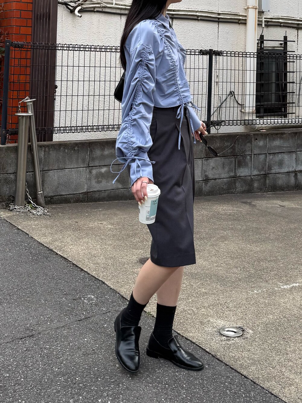 グレー系のその他パンツ、ブルー系のシャツ/ブラウスを着用したレディースの春コーディネートの2枚目の写真