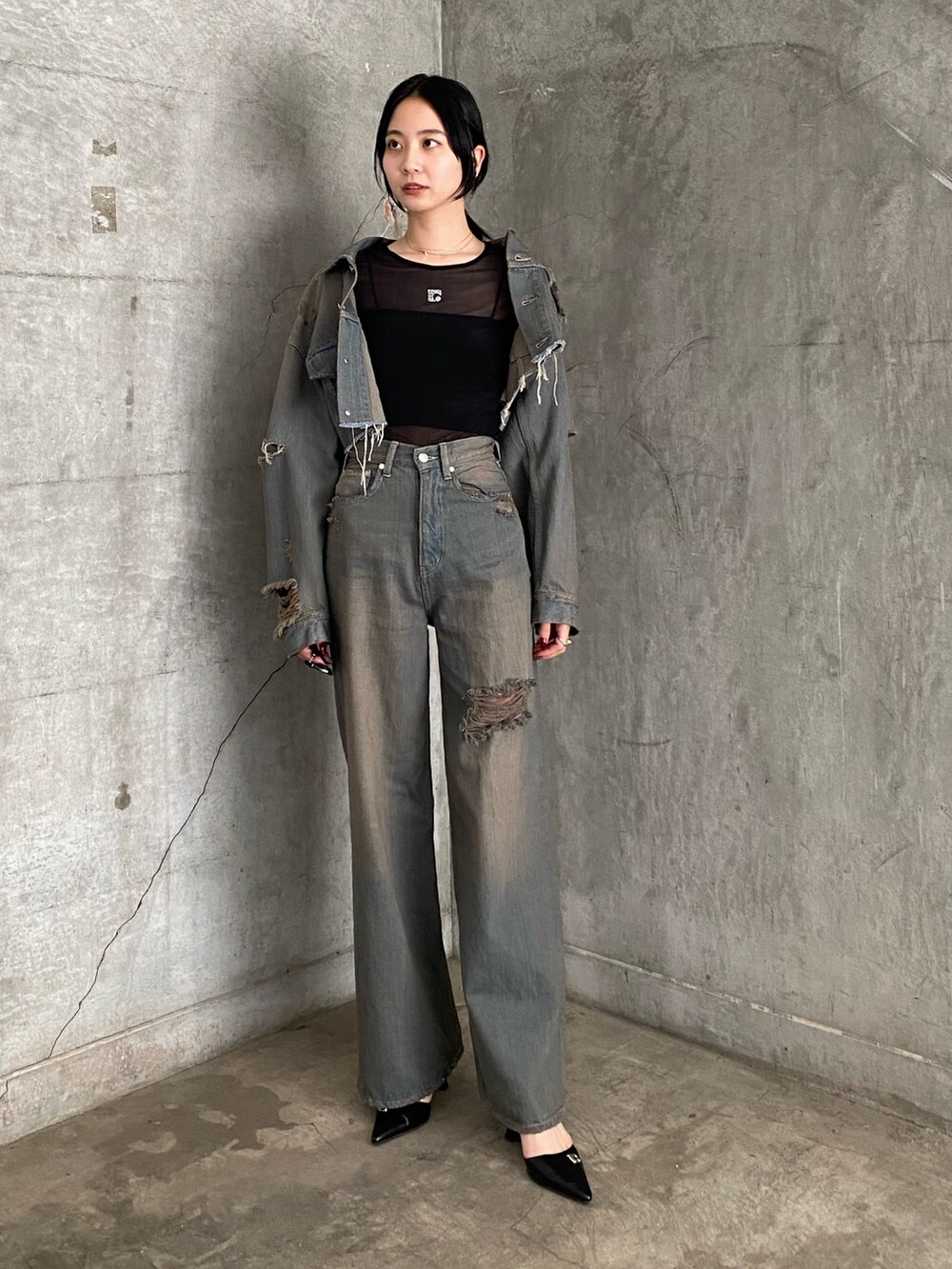 ブラック系のTシャツ/カットソー、グレー系のデニムジャケット、グレー系のデニムパンツを着用したレディースの春コーディネートの2枚目の写真