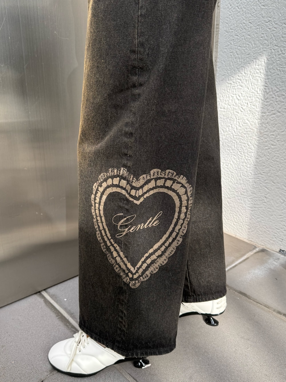 グレー系のシャツ/ブラウス、ブラック系のデニムパンツ、イエロー系のハンドバッグを着用したレディースの春コーディネートの3枚目の写真