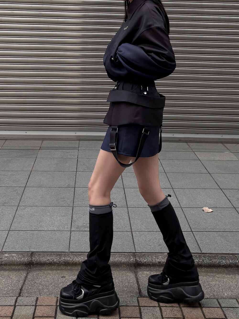 ブルー系のブルゾン、ブルー系のスカート、ブラック系のスニーカーを着用したレディースの冬コーディネートの2枚目の写真