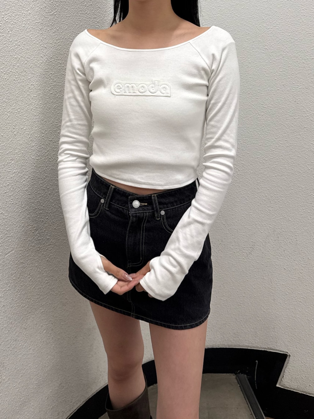 ブラウン系のブーツ、イエロー系のブルゾン、ホワイト系のTシャツ/カットソーを着用したレディースの冬コーディネートの3枚目の写真