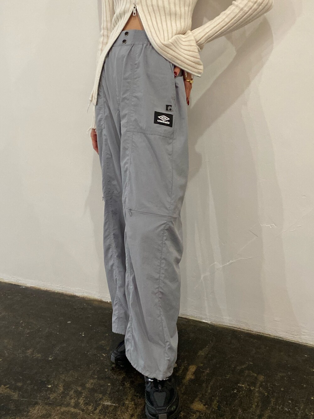 グレー系のその他パンツ、ホワイト系のニット/セーターを着用したレディースの春コーディネートの3枚目の写真