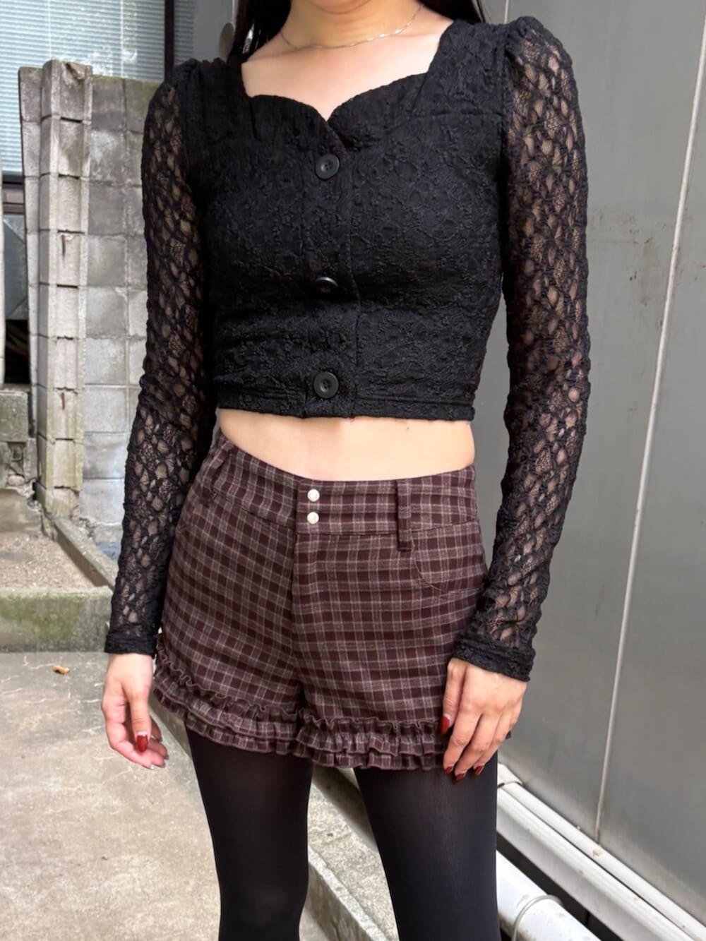 ブラック系のローファー、ブラウン系のその他パンツ、ブラック系のTシャツ/カットソーを着用したレディースの秋コーディネートの4枚目の写真
