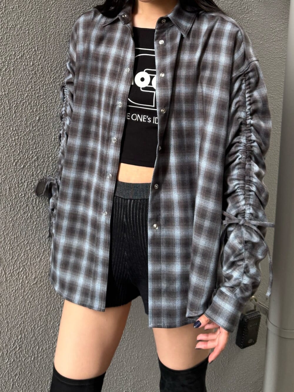 ブルー系のシャツ/ブラウス、ブラック系のTシャツ/カットソー、ブラック系のその他パンツを着用したレディースの秋コーディネートの5枚目の写真