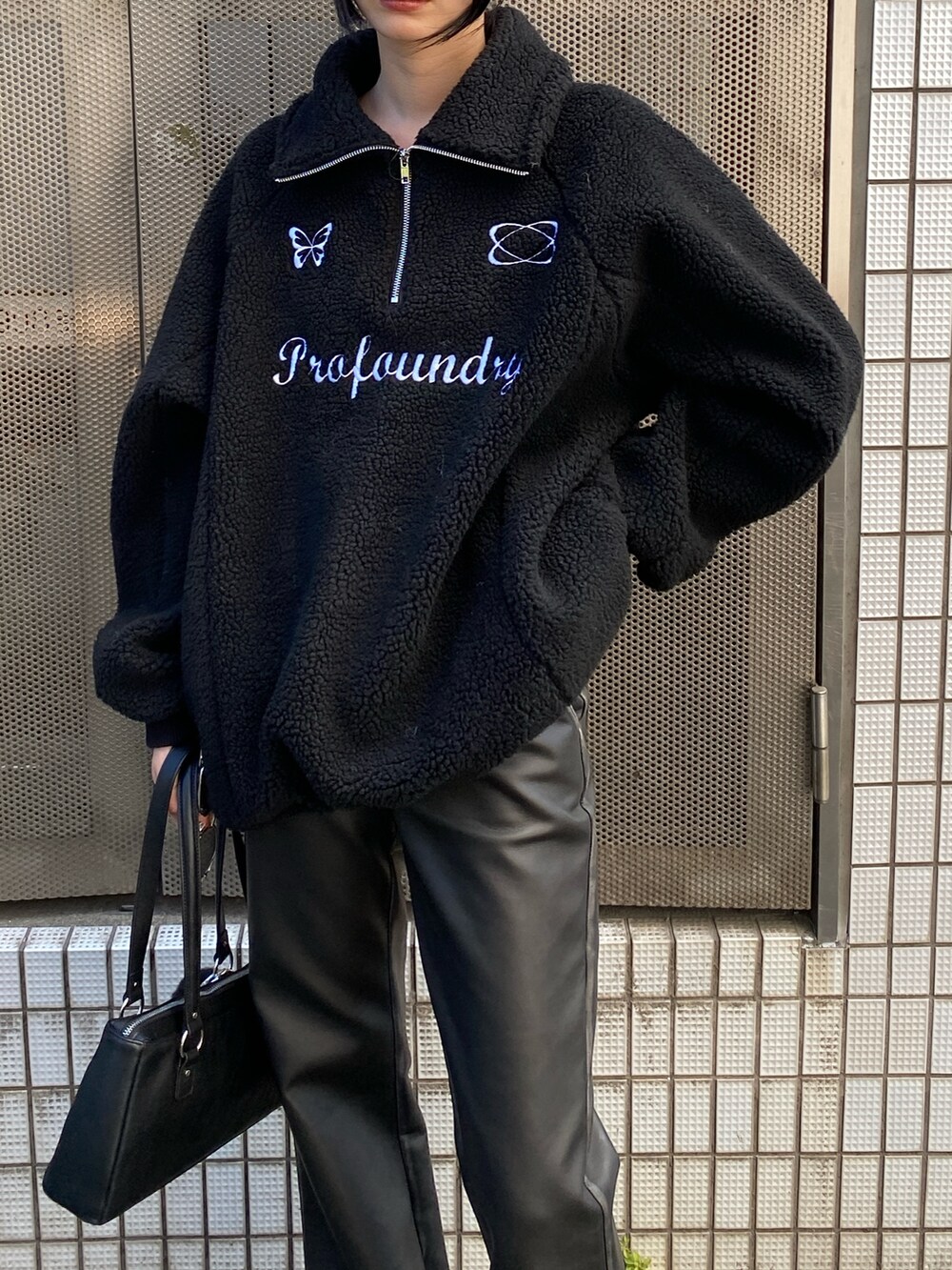 ブラック系のTシャツ/カットソー、ブラウン系のその他パンツ、その他のローファーを着用したレディースの秋コーディネートの3枚目の写真