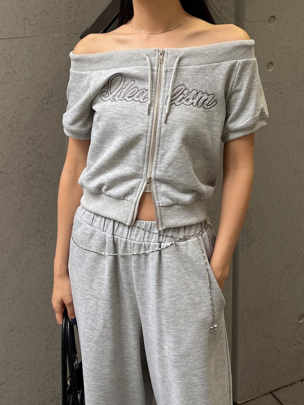 グレー系のスウェットパンツ、グレー系のスウェット、ブラック系のサンダルを着用したレディースの夏コーディネートの4枚目の写真