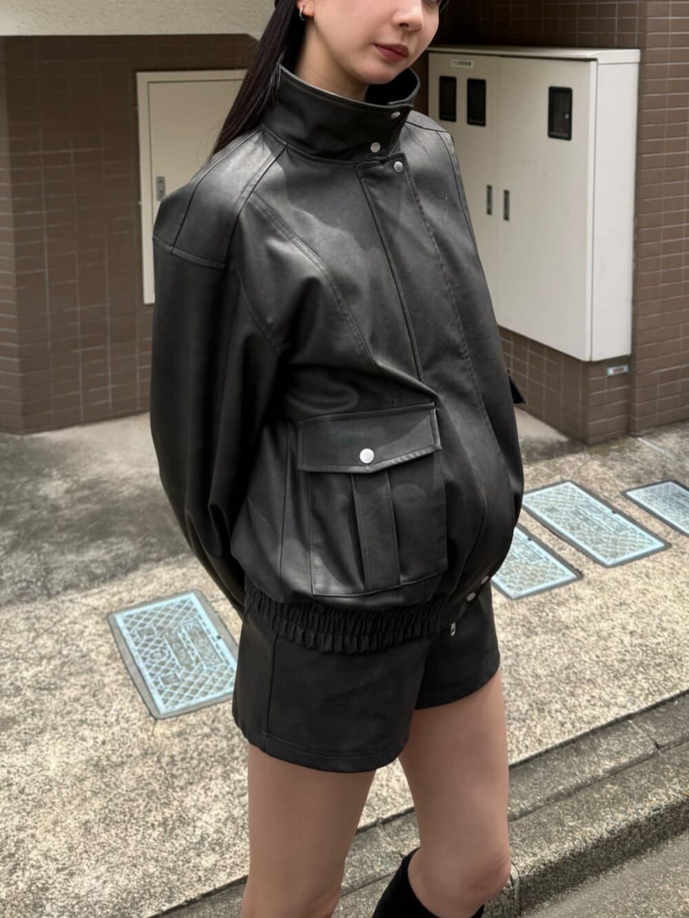 ブラック系のその他パンツ、ブラック系のブーツ、ブラック系のブルゾンを着用したレディースの秋コーディネートの7枚目の写真