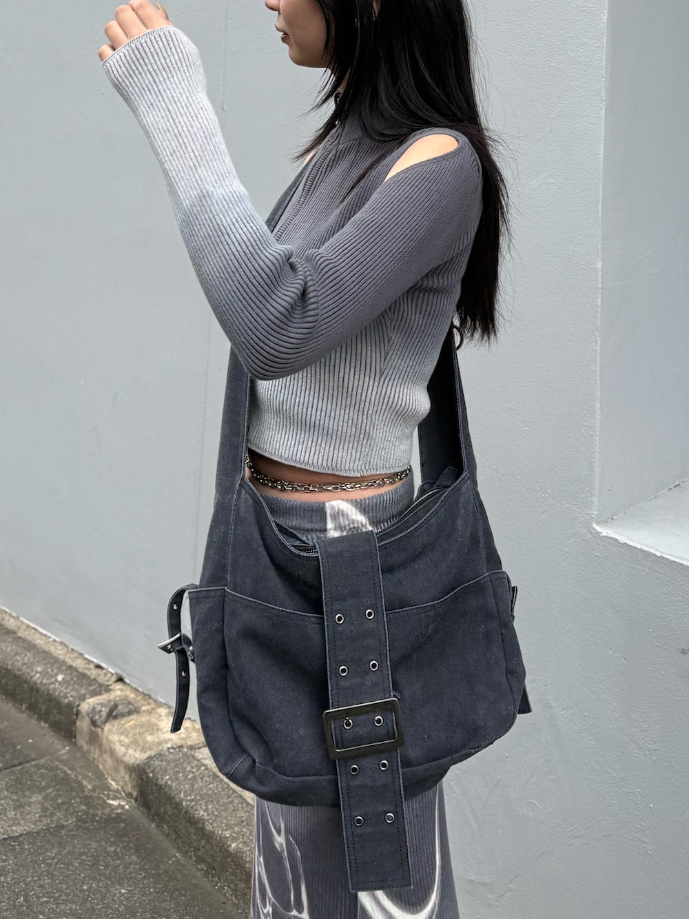 その他のスカート、グレー系のニット/セーター、ブラック系のハンドバッグを着用したレディースの冬コーディネートの4枚目の写真