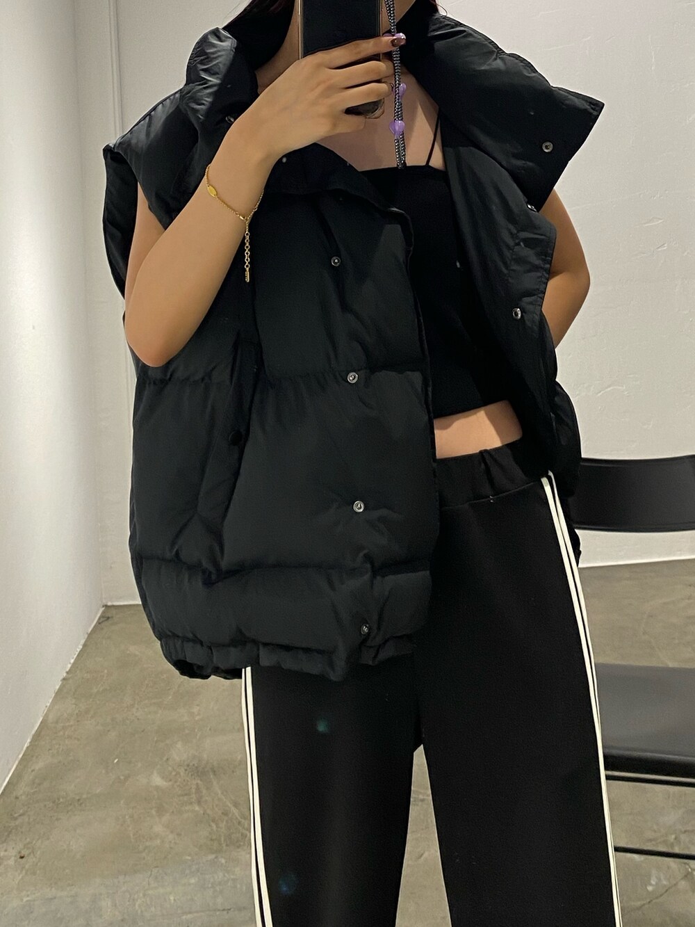 「トラックパンツ、ブラックコーデ、骨格ナチュラル、高身長コーデ」｜「EMODAのオーバーダウンベスト（ダウンベスト、ブラック系）」を使った、内藤和香さん（レディース・169cm）の夏コーディネートの3枚目の写真
