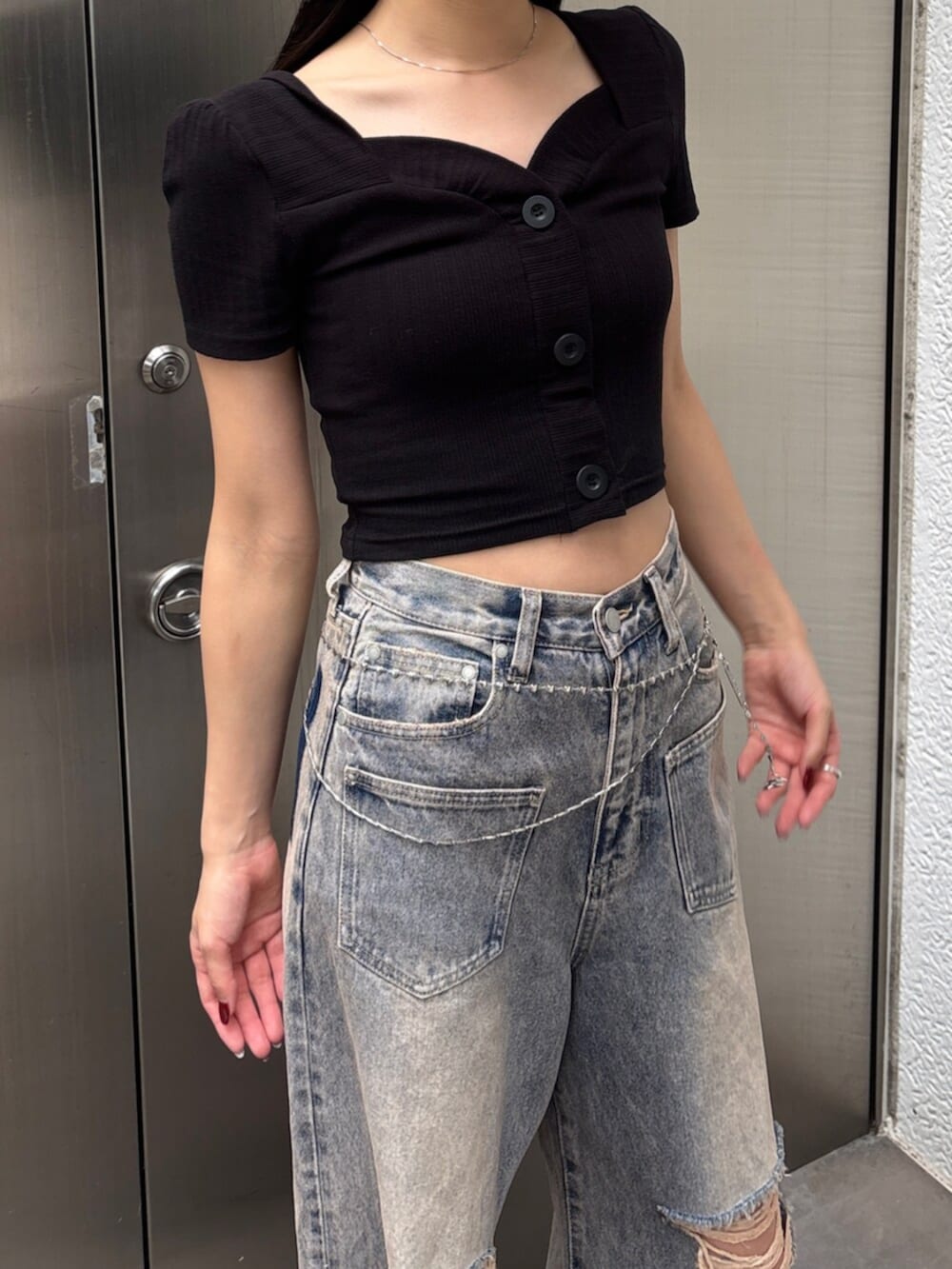 ブラック系のサンダル、ブルー系のデニムパンツ、ブラウン系のショルダーバッグを着用したレディースの夏コーディネートの6枚目の写真