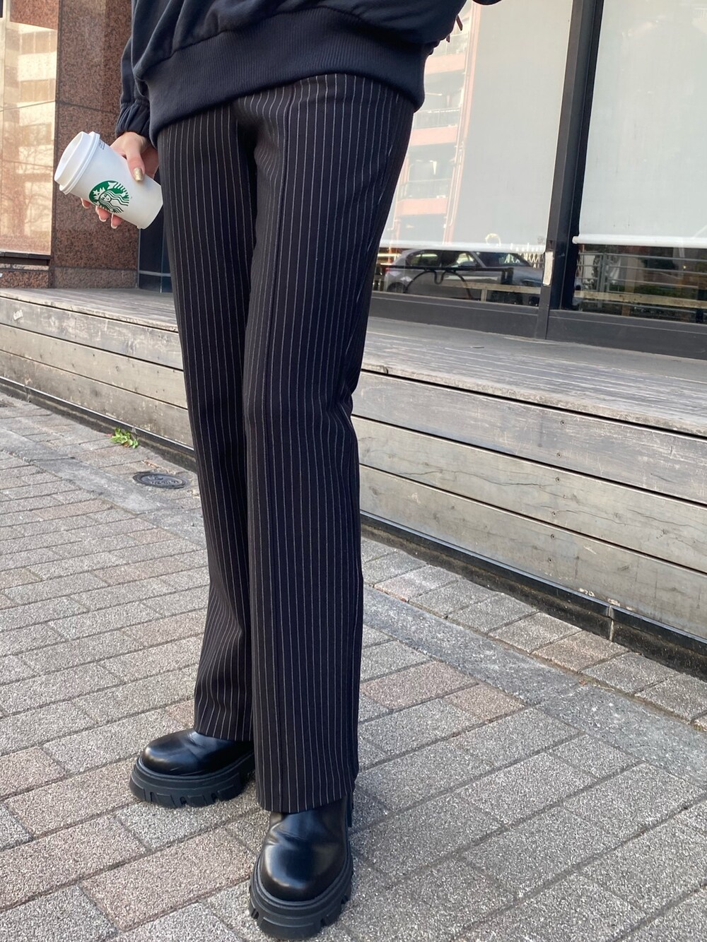 ブラック系のTシャツ/カットソー、その他のその他パンツを着用したレディースの冬コーディネートの3枚目の写真