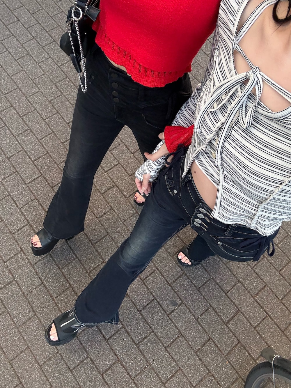 ブルー系のデニムパンツ、その他のTシャツ/カットソー、ブラック系のショルダーバッグを着用したレディースの春コーディネートの4枚目の写真