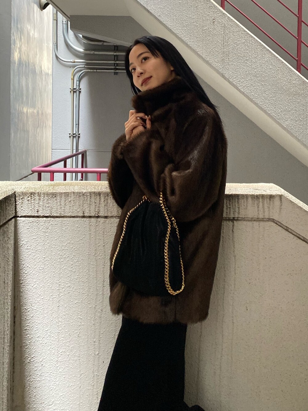 ブラウン系のその他アウター、ブラック系のワンピースを着用したレディースの冬コーディネートの3枚目の写真