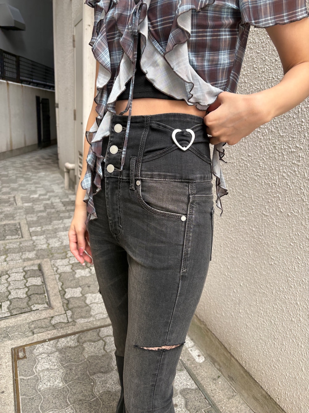 ホワイト系のサンダル、ブラック系のデニムパンツ、ブラウン系のTシャツ/カットソーを着用したレディースの夏コーディネートの4枚目の写真