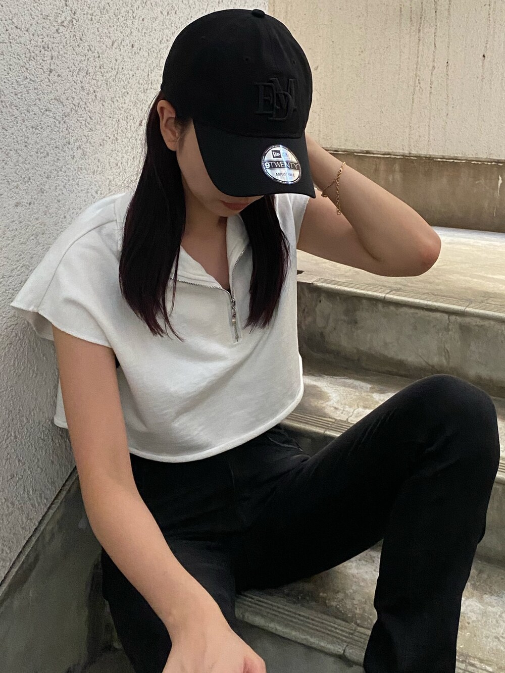 ホワイト系のTシャツ/カットソー、ブラック系のキャップを着用したレディースの夏コーディネートの2枚目の写真