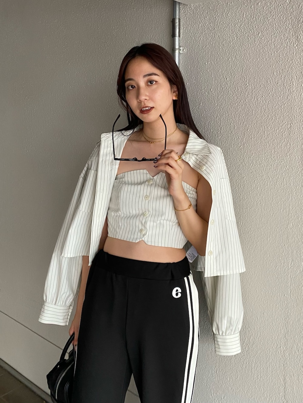 その他のシャツ/ブラウス、ブラック系のブーツ、ブラック系のハンドバッグを着用したレディースの夏コーディネートの3枚目の写真