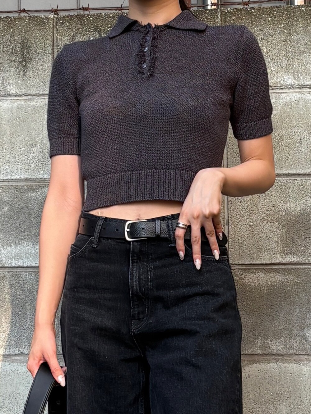 ブラック系のニット/セーター、ブラック系のサンダル、ブラック系のハンドバッグを着用したレディースの夏コーディネートの3枚目の写真