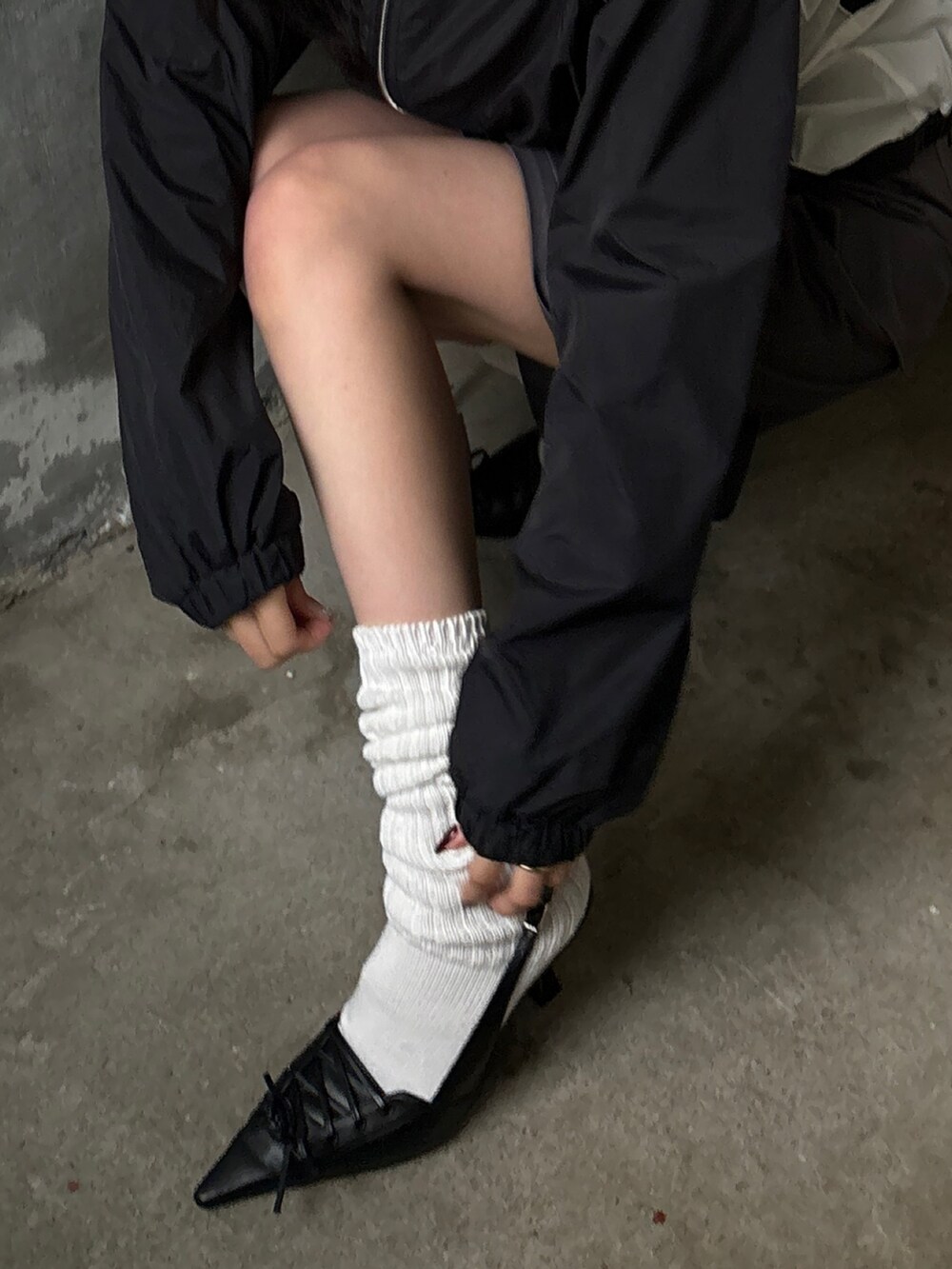 グレー系のその他パンツ、ブラック系のパンプス、ブラック系のブルゾンを着用したレディースの春コーディネートの3枚目の写真