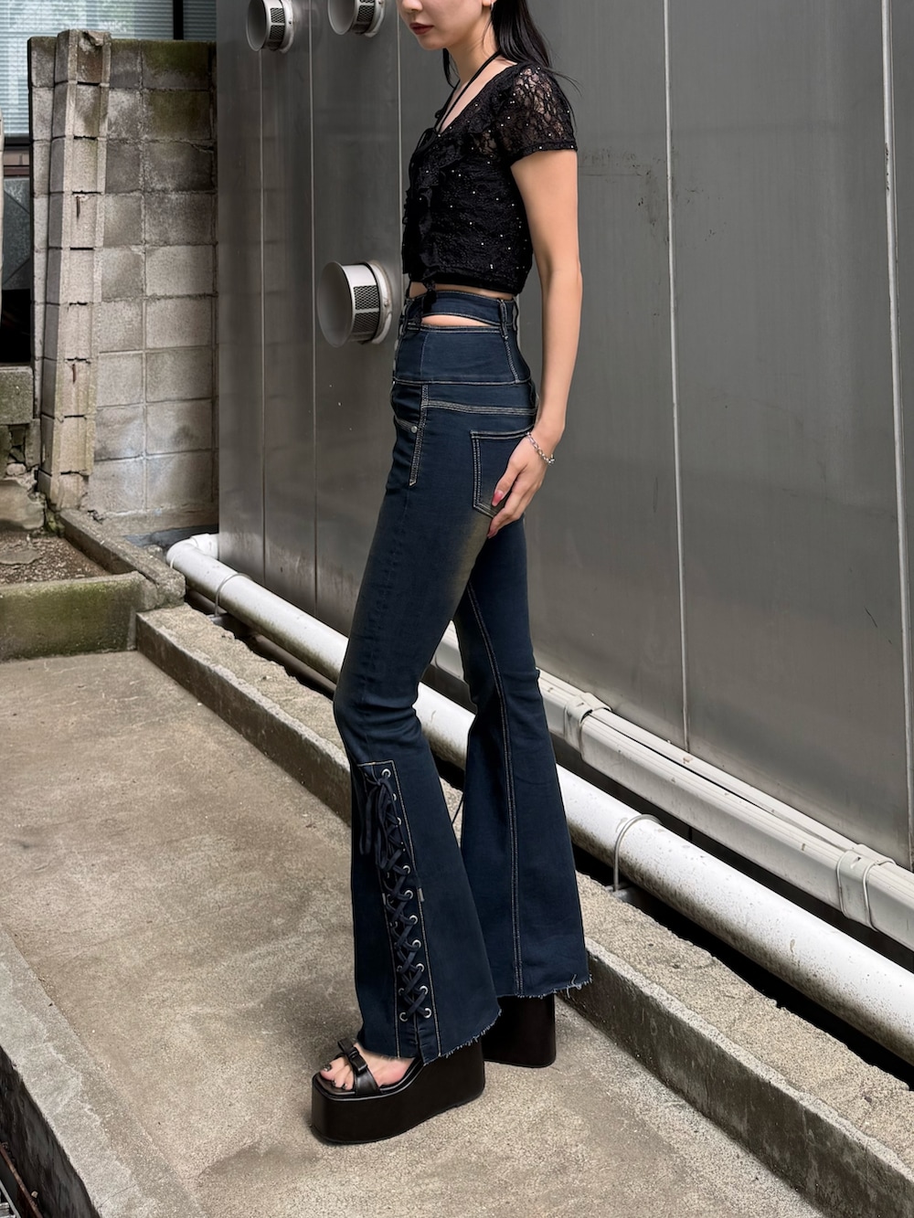 ブラック系のサンダル、ブルー系のデニムパンツ、ブラック系のTシャツ/カットソーを着用したレディースの夏コーディネートの2枚目の写真