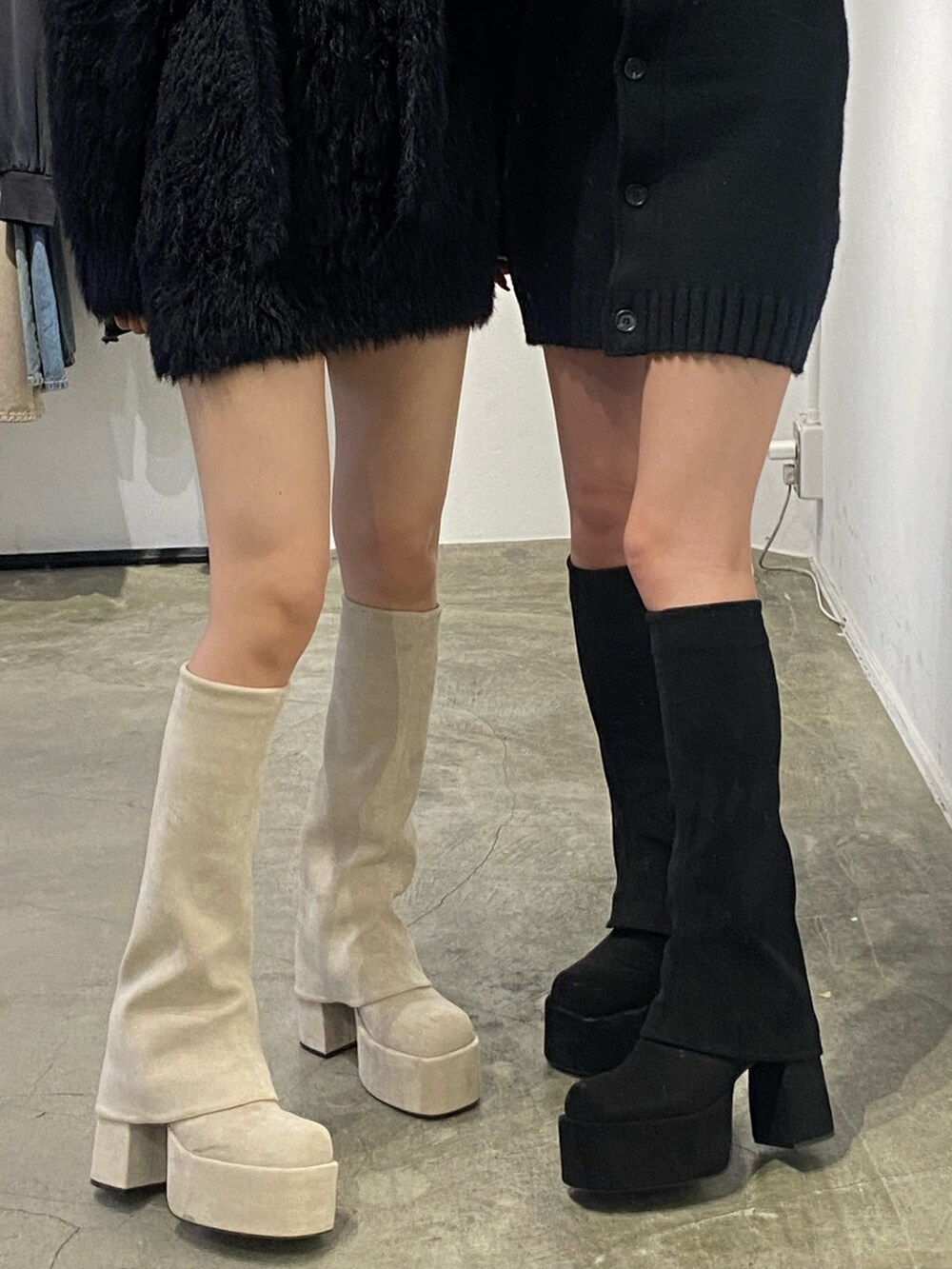 ブラック系のブーツ、ホワイト系のブーツ、ブラック系のワンピースを着用したレディースの秋コーディネートの2枚目の写真