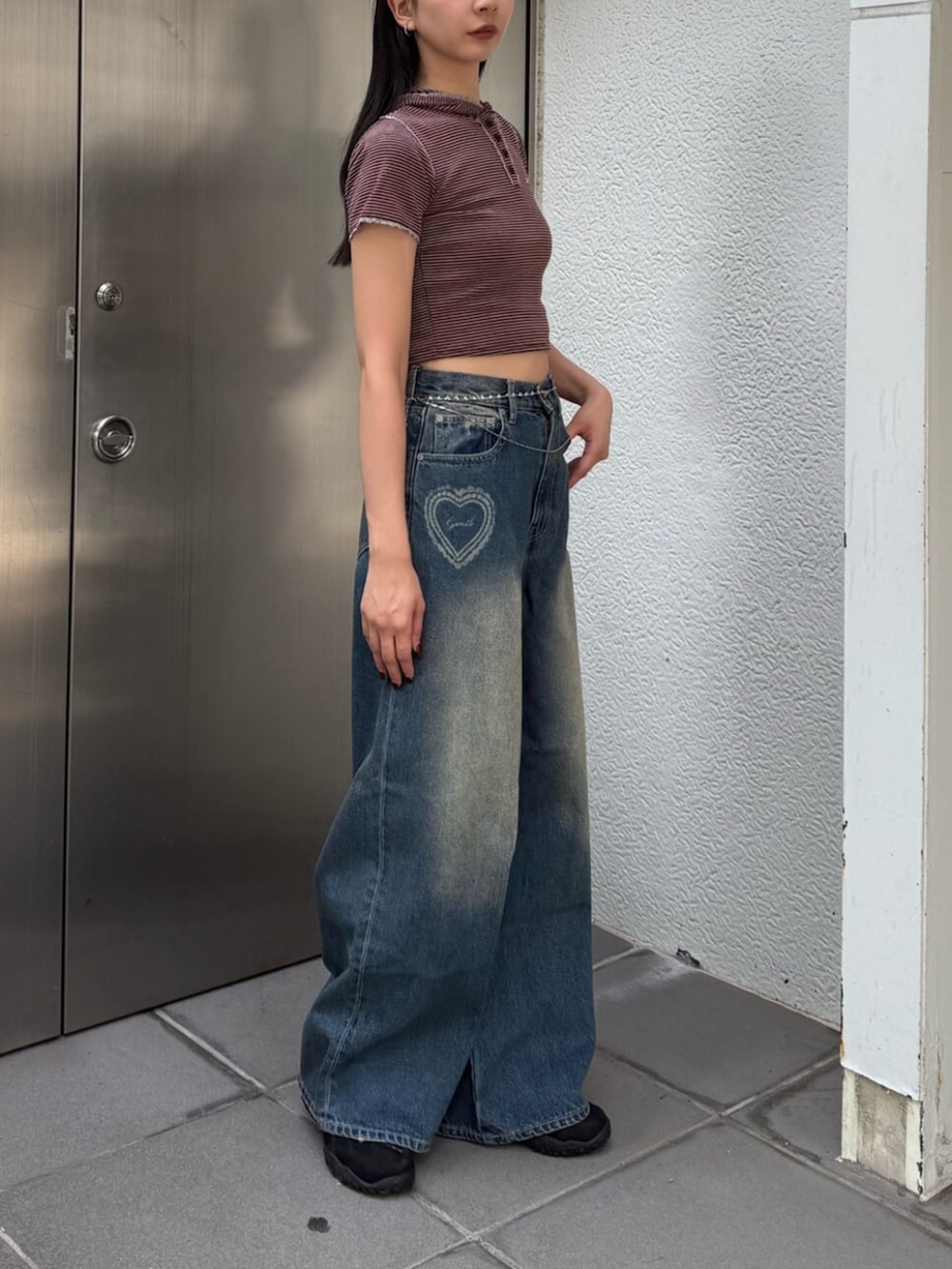 ブルー系のデニムパンツ、レッド系のTシャツ/カットソー、ブラウン系のスニーカーを着用したレディースの夏コーディネートの4枚目の写真