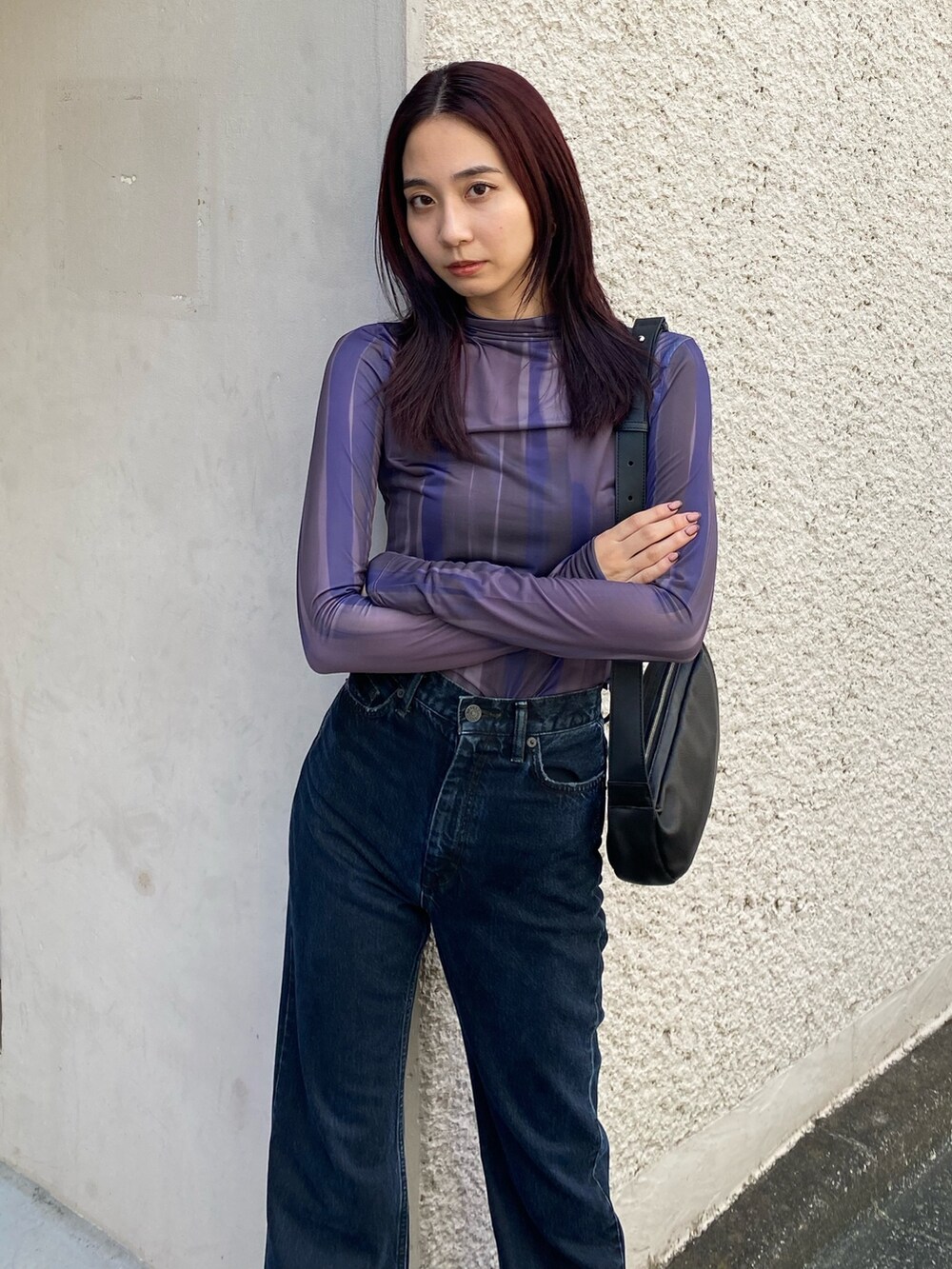 ブルー系のデニムパンツ、その他のTシャツ/カットソー、ブラック系のブーツを着用したレディースの秋コーディネートの2枚目の写真