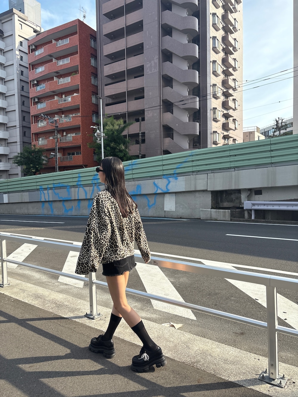 ホワイト系のブルゾン、ブラック系のスカート、ブラック系のローファーを着用したレディースの秋コーディネートの3枚目の写真