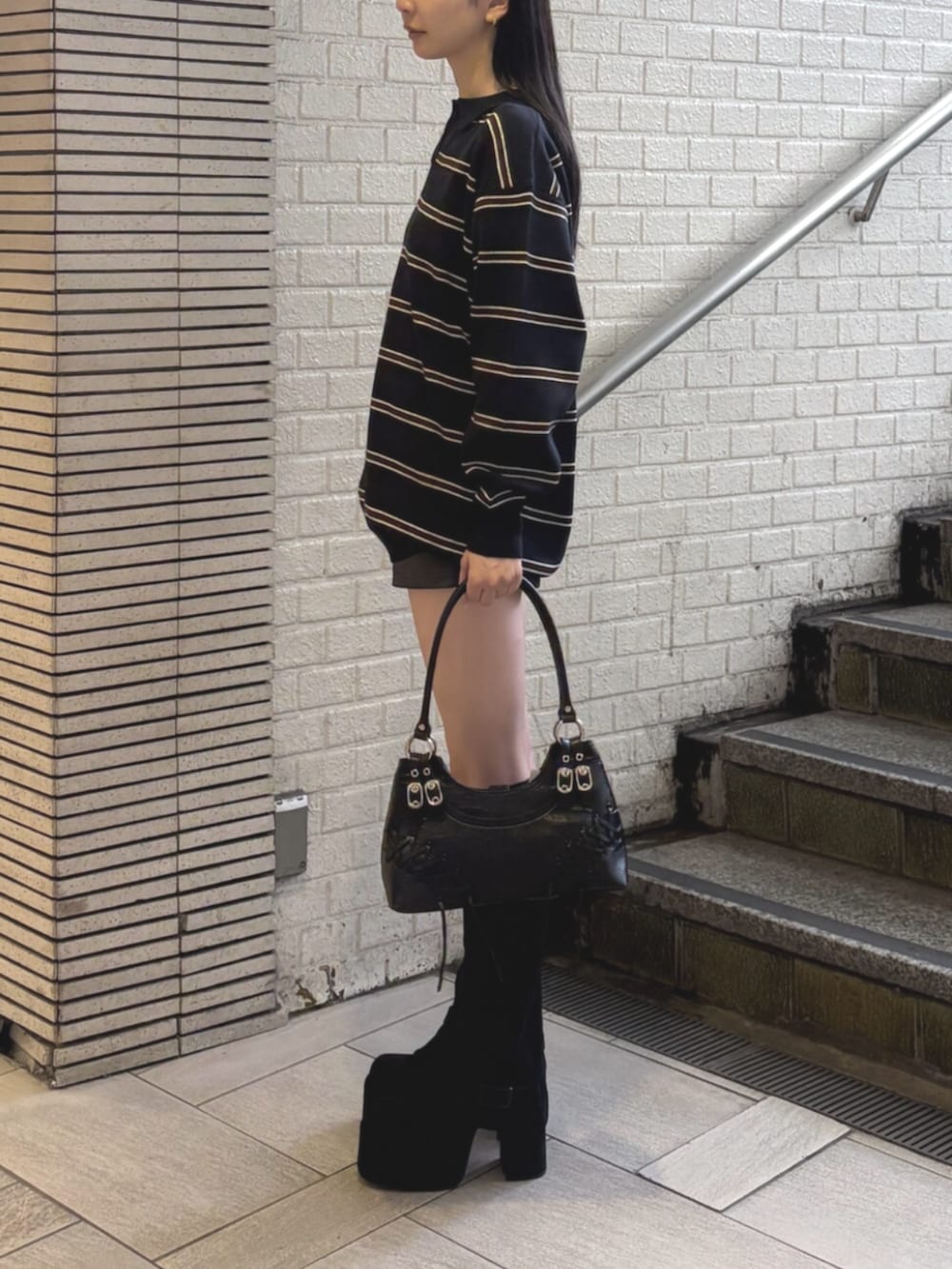 ブラック系のショルダーバッグ、ブラック系のその他パンツ、ブラック系のブーツを着用したレディースの秋コーディネートの2枚目の写真