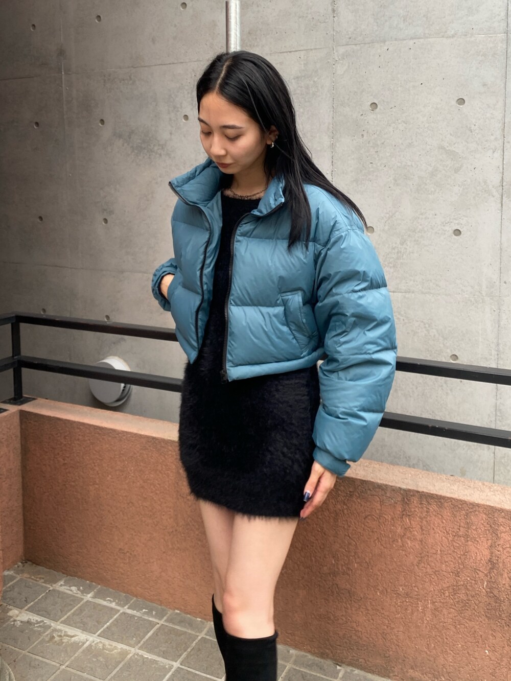 ブラック系のブーツ、ブルー系のブルゾンを着用したレディースの冬コーディネートの3枚目の写真