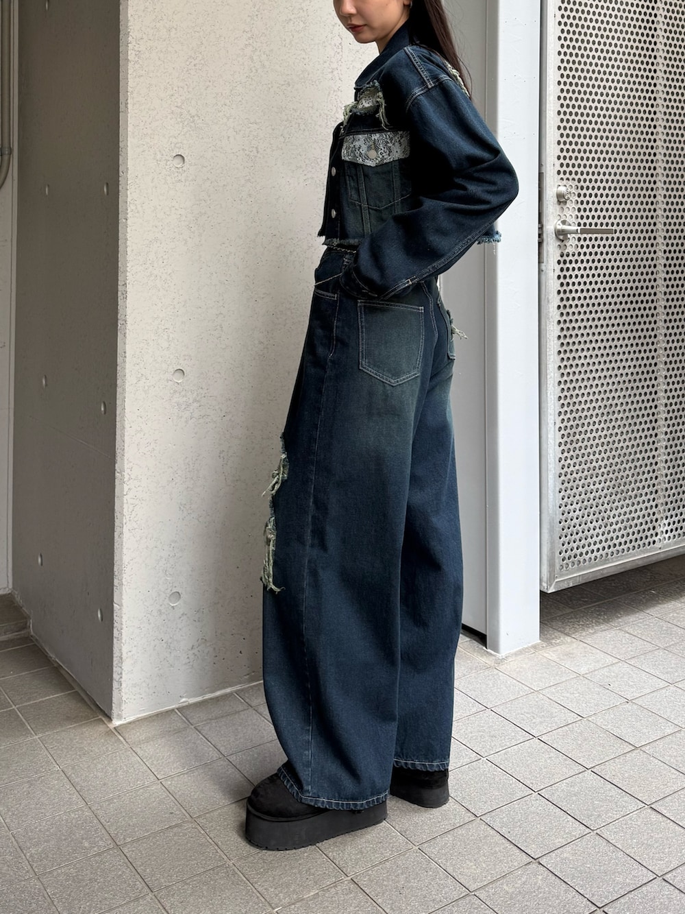 ブルー系のデニムパンツ、ブルー系のブルゾン、ブラック系のスリッポンを着用したレディースの秋コーディネートの2枚目の写真