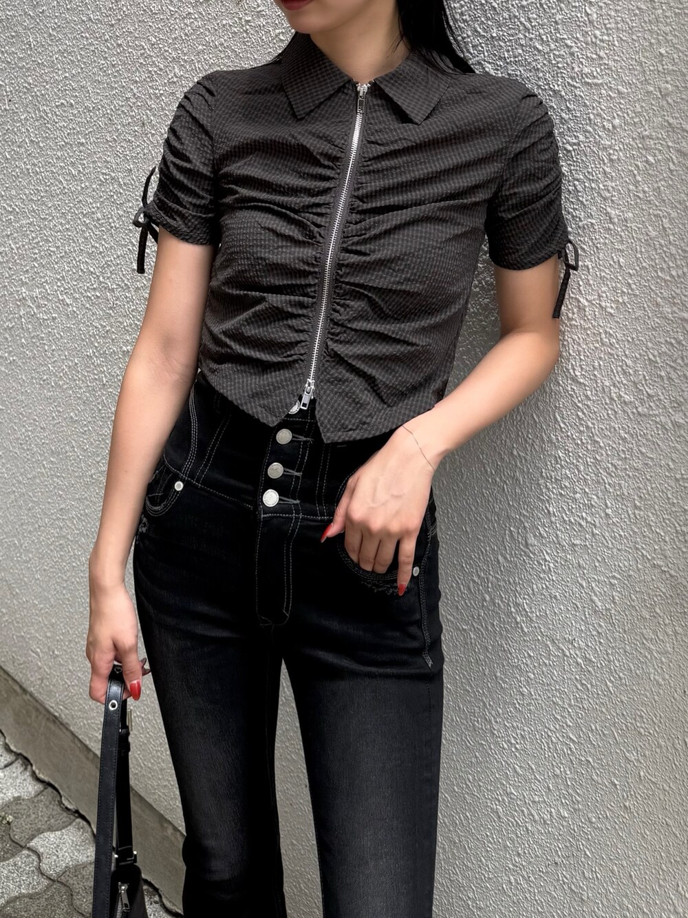 ブラック系のデニムパンツ、ブラック系のシャツ/ブラウス、ブラック系のサンダルを着用したレディースの夏コーディネートの3枚目の写真