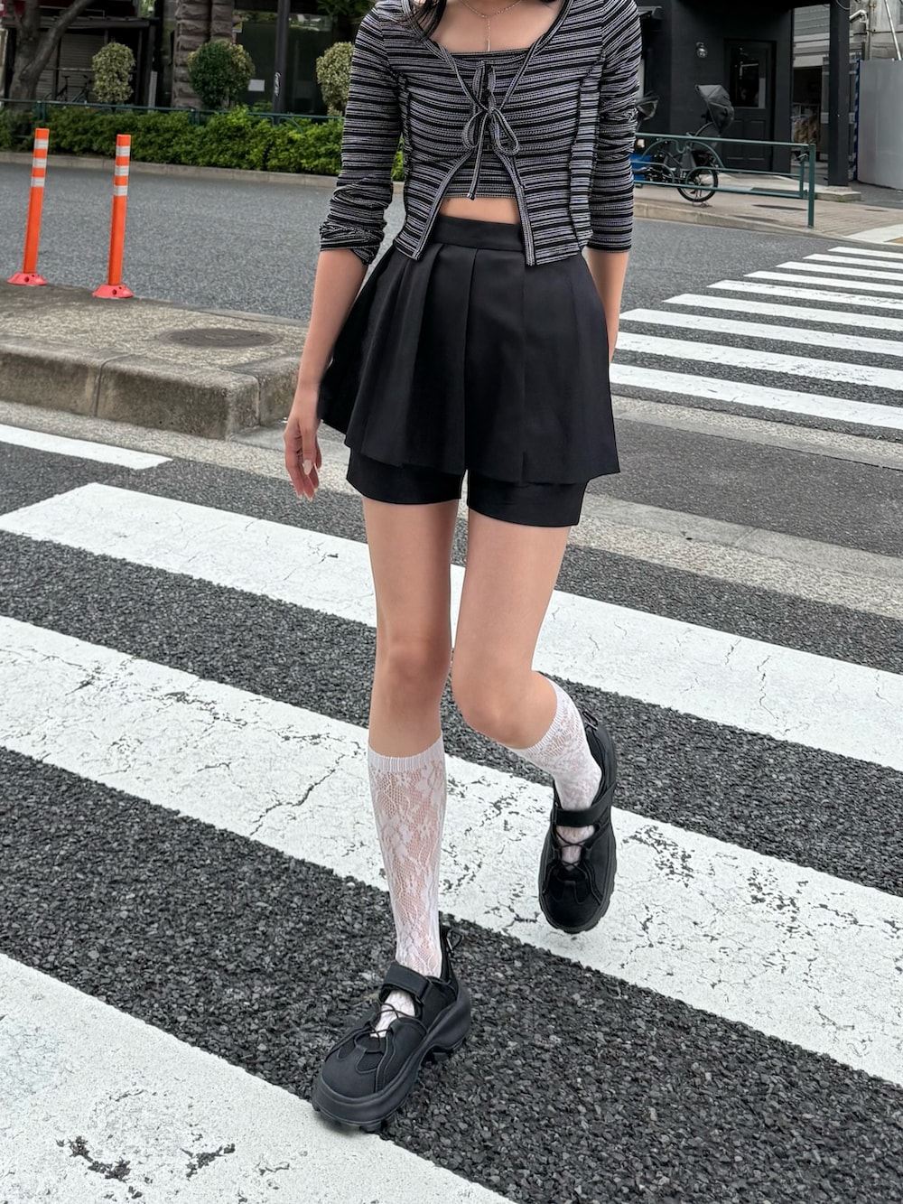 ブラック系のスカート、その他のTシャツ/カットソー、ブラック系のサンダルを着用したレディースの春コーディネートの2枚目の写真