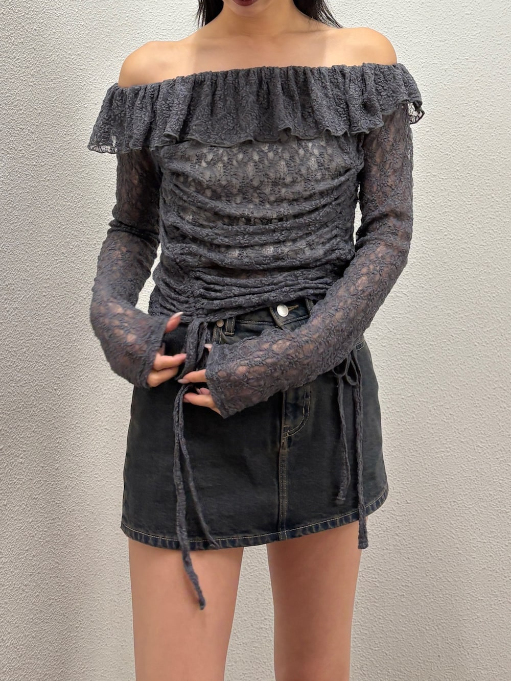 ブラック系のサンダル、ブルー系のスカート、グレー系のTシャツ/カットソーを着用したレディースの冬コーディネートの2枚目の写真