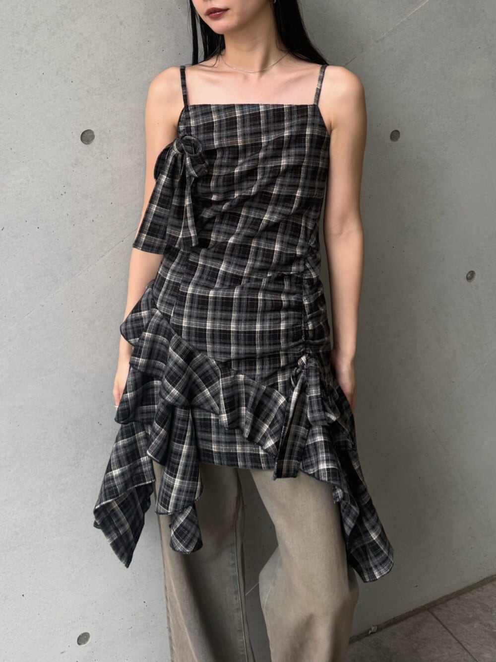 ブラウン系のデニムパンツ、ブラック系のワンピース、ブラック系のローファーを着用したレディースの夏コーディネートの4枚目の写真