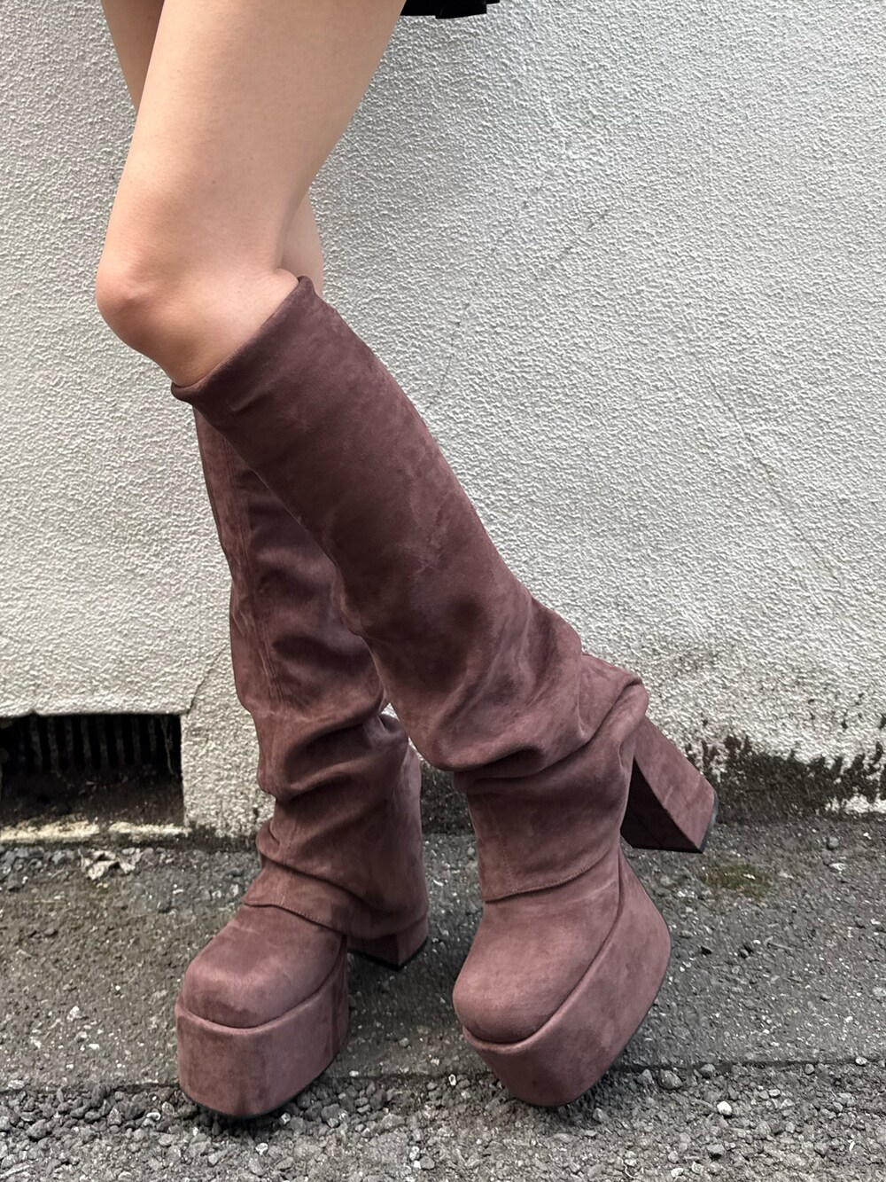 ブラウン系のブーツ、ブラック系のハンドバッグ、グレー系のニット/セーターを着用したレディースの秋コーディネートの2枚目の写真