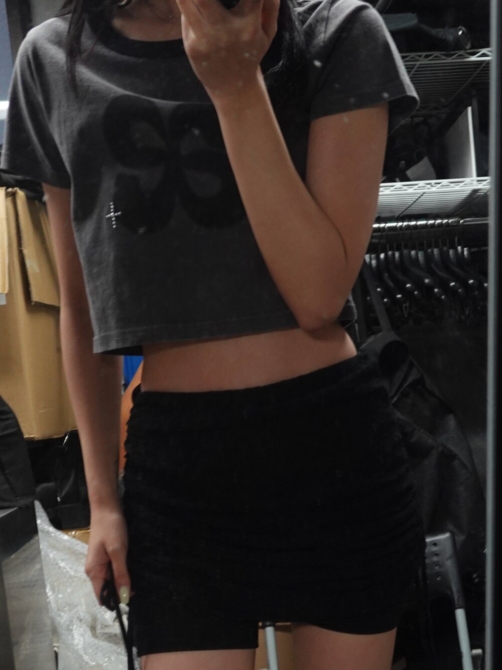 ブラック系のスカート、ブラック系のサンダル、グレー系のTシャツ/カットソーを着用したレディースの夏コーディネートの3枚目の写真