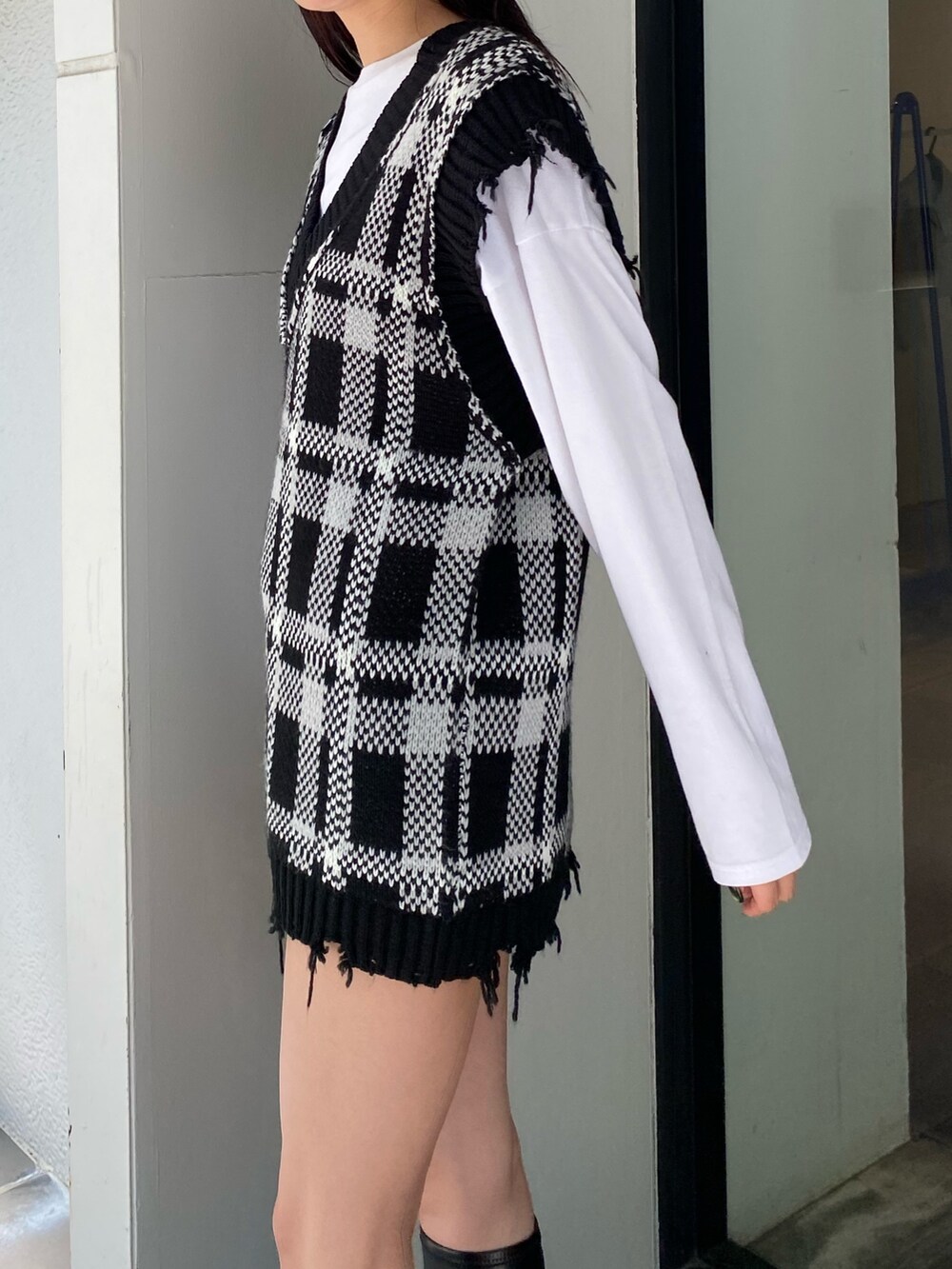 その他のベスト、その他のブーツ、ホワイト系のTシャツ/カットソーを着用したレディースの夏コーディネートの3枚目の写真