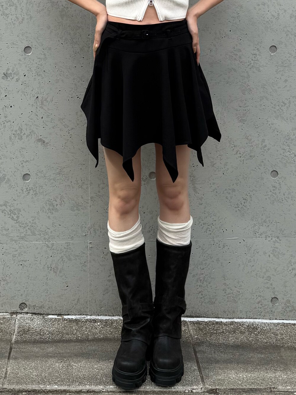 ブラック系のスカートを着用したレディースの春コーディネートの3枚目の写真