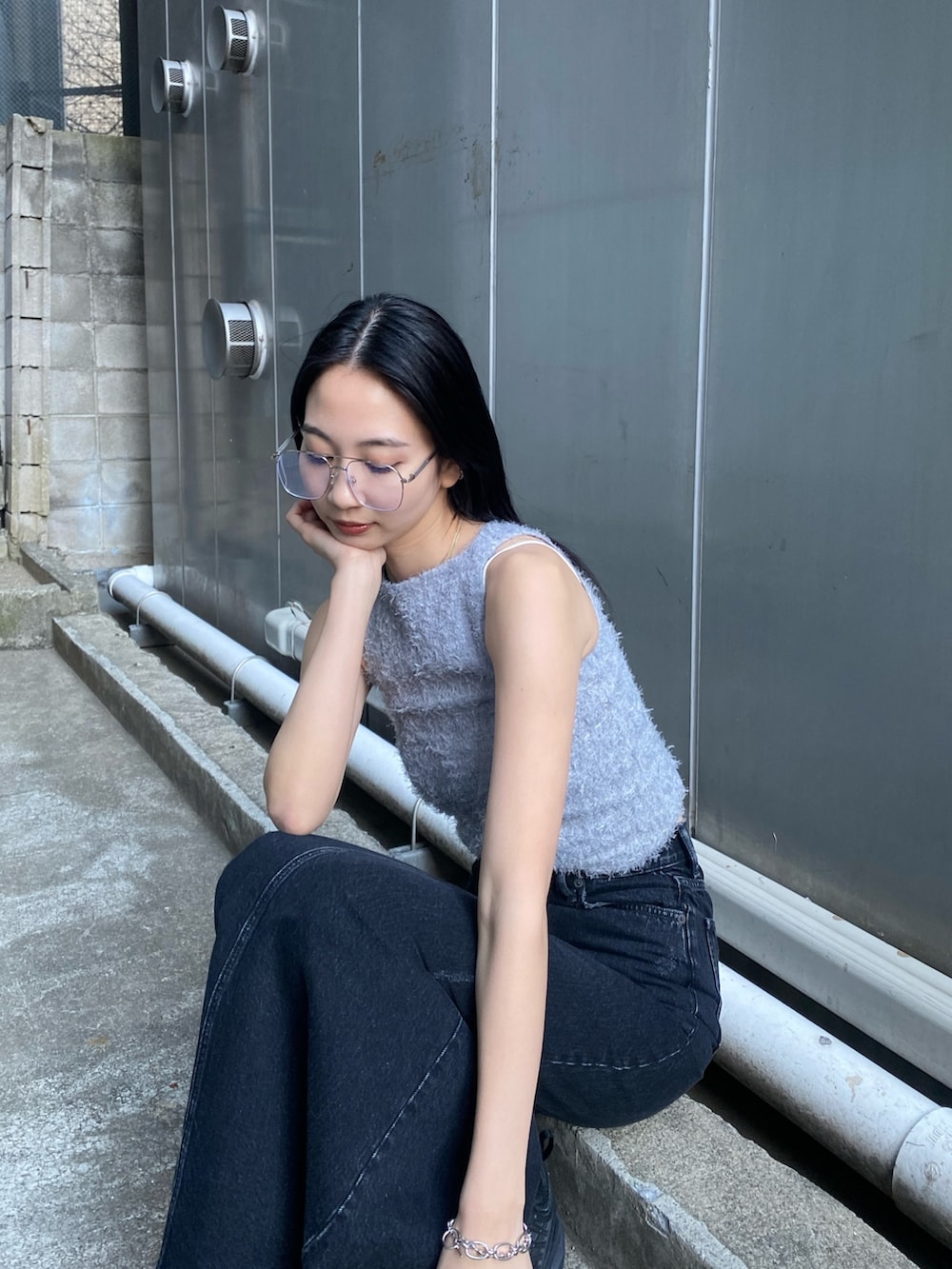 ブラック系のスカート、グレー系のタンクトップを着用したレディースの春コーディネートの4枚目の写真