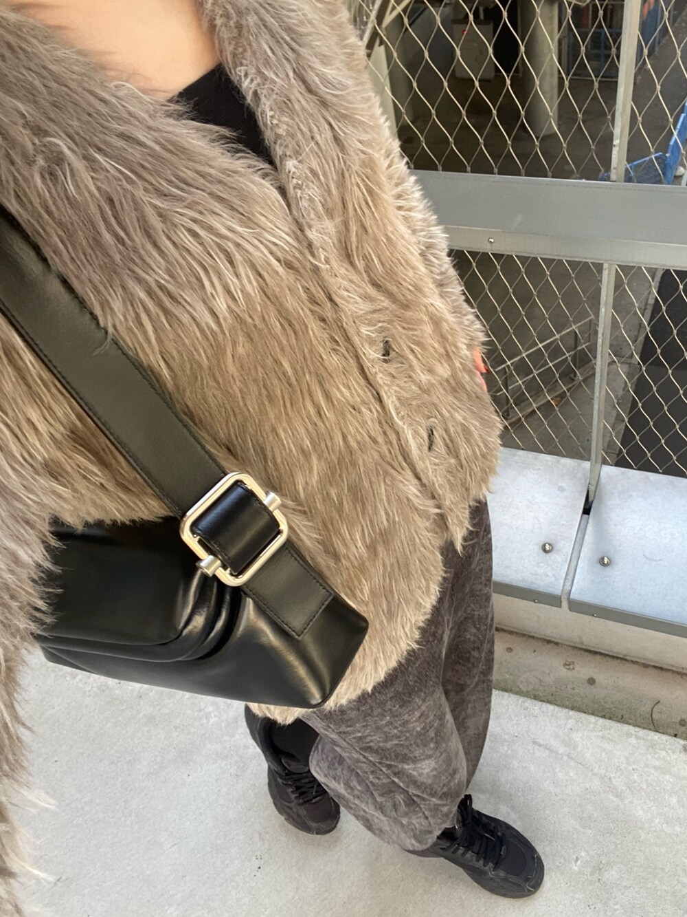 ブラック系のスカート、グレー系のカーディガン/ボレロを着用したレディースの秋コーディネートの3枚目の写真