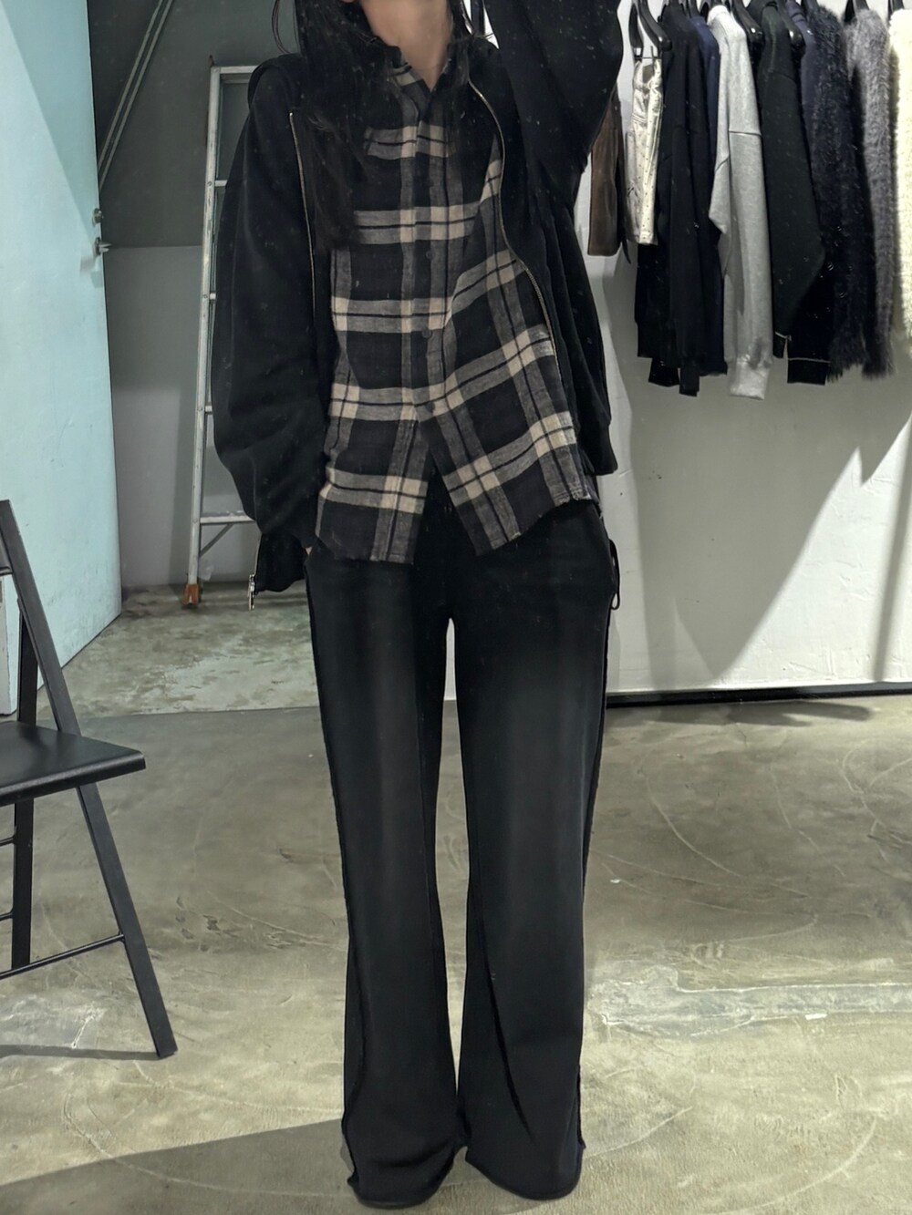 ブラック系のスウェットパンツ、ブラック系のパーカー、ブラック系のシャツ/ブラウスを着用したレディースの秋コーディネートの2枚目の写真