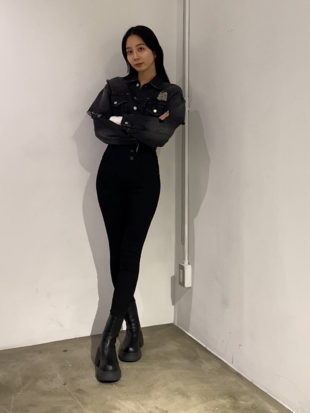 ホワイト系のTシャツ/カットソー、ブラック系のデニムジャケット、ブラック系のデニムパンツを着用したレディースの春コーディネートの2枚目の写真