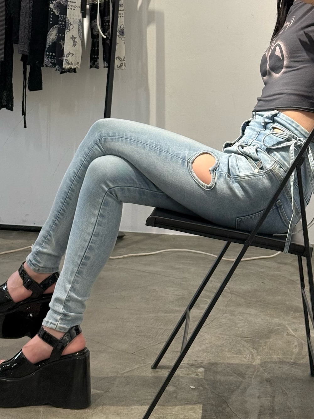 グレー系のTシャツ/カットソー、ブルー系のデニムパンツを着用したレディースの春コーディネートの5枚目の写真