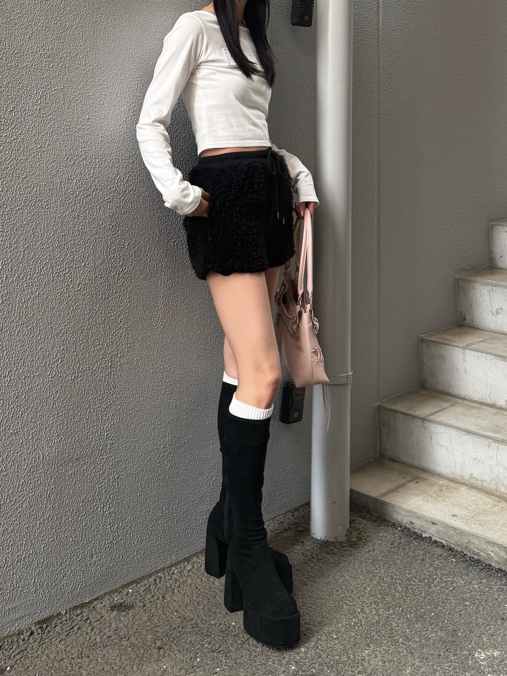 ブラック系のブーツ、ブラック系のその他パンツ、ピンク系のショルダーバッグを着用したレディースの夏コーディネートの3枚目の写真
