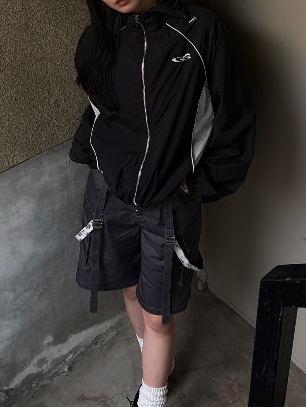 グレー系のその他パンツ、ブラック系のパンプス、ブラック系のブルゾンを着用したレディースの春コーディネートの2枚目の写真